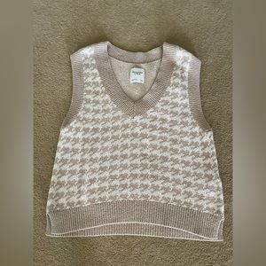 Abercrombie Tan and White Sweater Vest size large